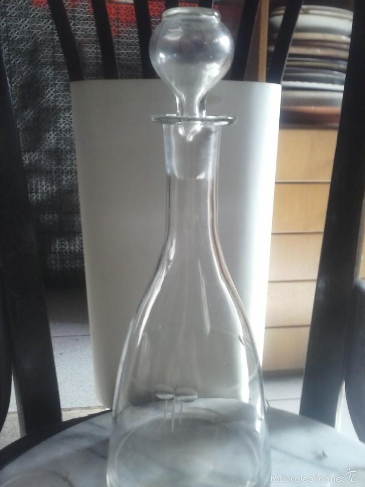 Botellas antiguas: BOTELLA DE CRISTAL VISELADO . - Foto 1