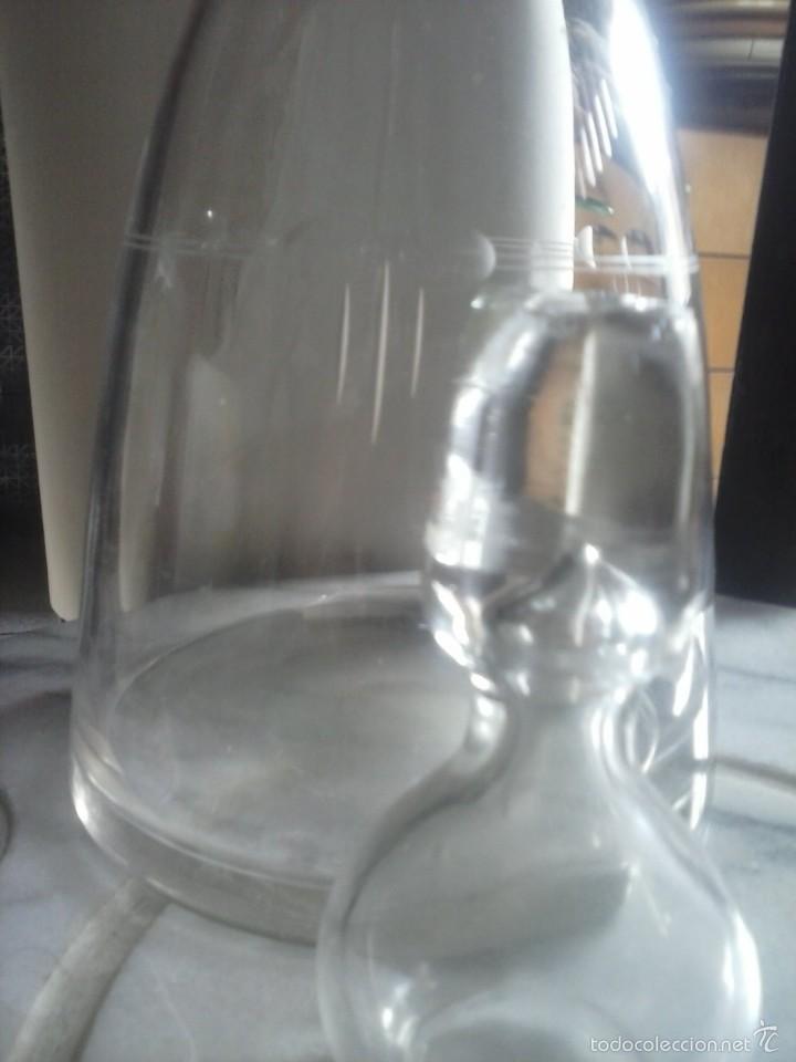 Botellas antiguas: BOTELLA DE CRISTAL VISELADO . - Foto 2