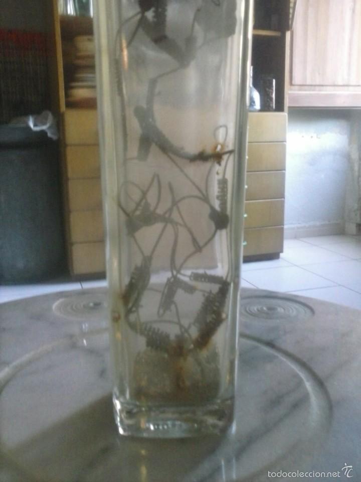 Botellas antiguas: BOTELLA DECORATIVA . - Foto 2