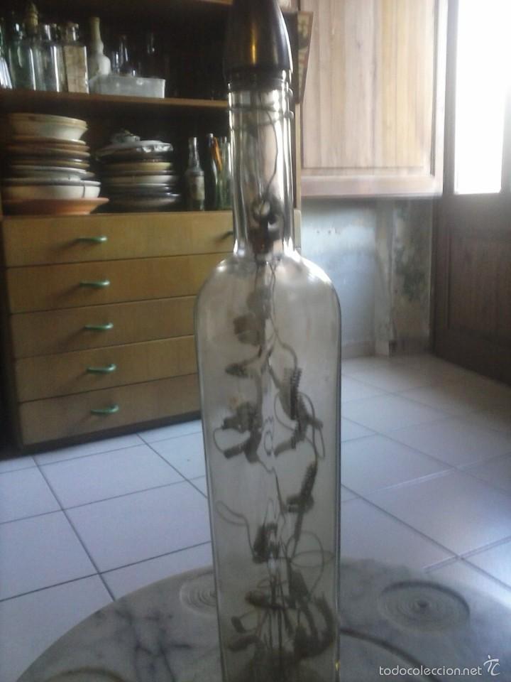 Botellas antiguas: BOTELLA DECORATIVA . - Foto 4