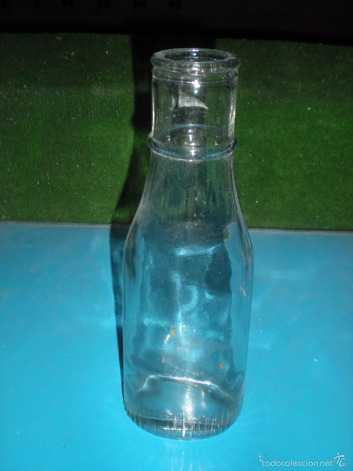 Botellas antiguas: Botella de vidrio con marcaje en el fondo LT - Foto 1