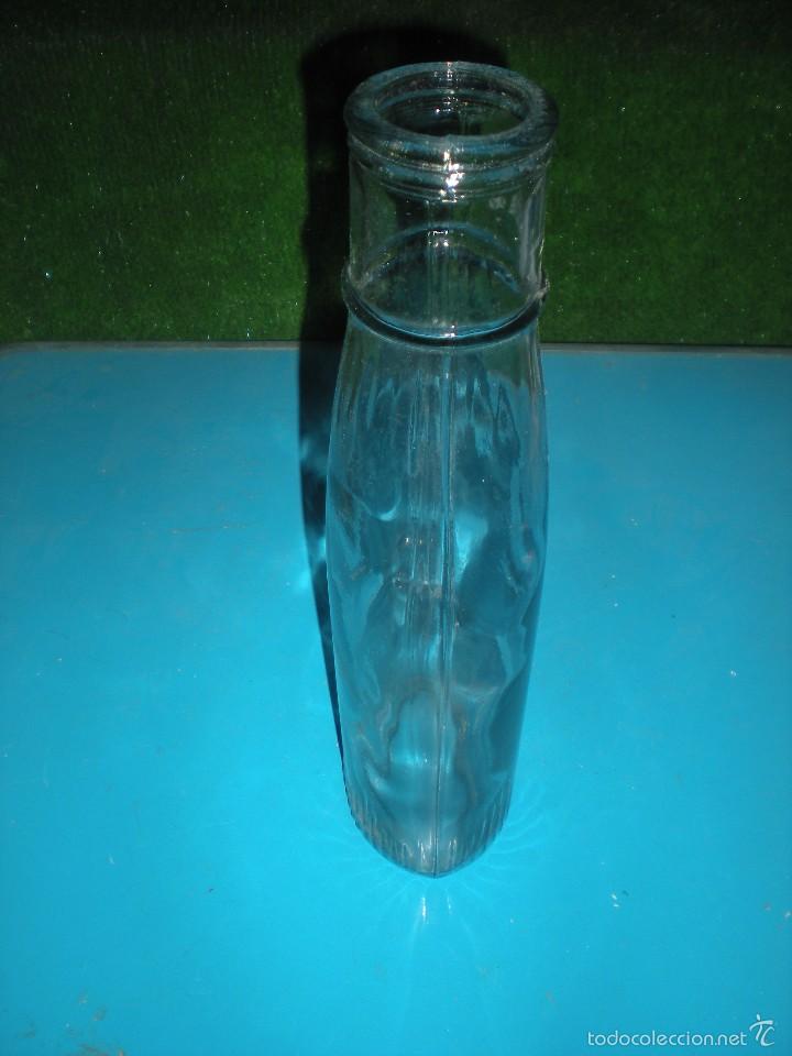 Botellas antiguas: Botella de vidrio con marcaje en el fondo LT - Foto 3
