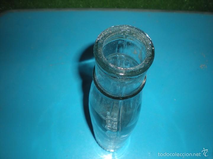 Botellas antiguas: Botella de vidrio con marcaje en el fondo LT - Foto 4