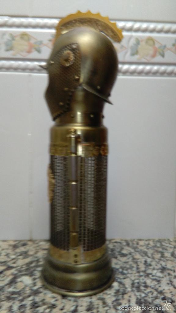 Botellas antiguas: ANTIGUO PROTECTOR DE BOTELLA  CON MUSICA CUANDO SE SACA LA BOTELLA - Foto 2