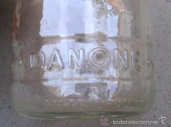 Botellas antiguas: Envase DANONE  de vidrio -Letras en relieve- - Foto 1