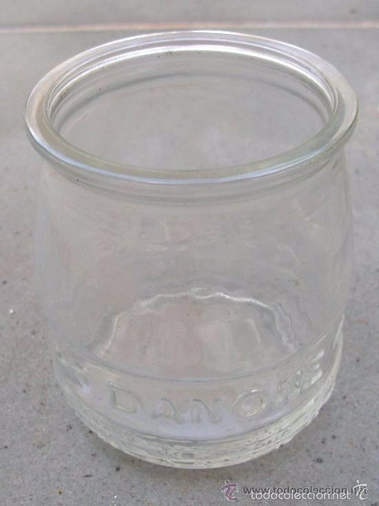 Botellas antiguas: Envase DANONE  de vidrio -Letras en relieve- - Foto 2