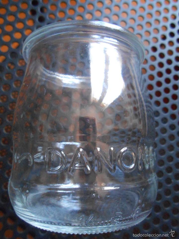 Botellas antiguas: Envase DANONE  de vidrio -Letras en relieve- - Foto 3