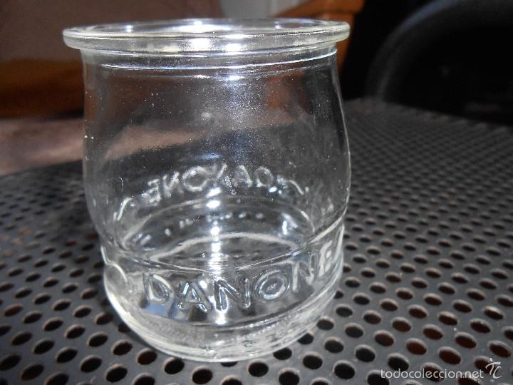 Botellas antiguas: Envase DANONE  de vidrio -Letras en relieve- - Foto 4