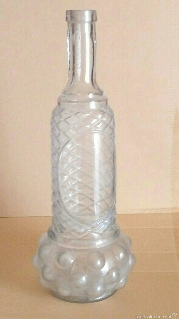 Botellas antiguas: Botella licor relieves - Foto 1