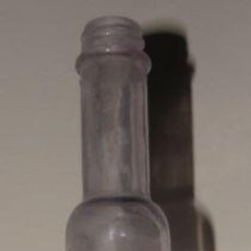 Botellas antiguas: ANTIGUA BOTELLA RELIEVE AZUL CELESTE AGUA DEL CARMEN CARMELITAS DESCALZOS TARRAGONA. Lote 59929939