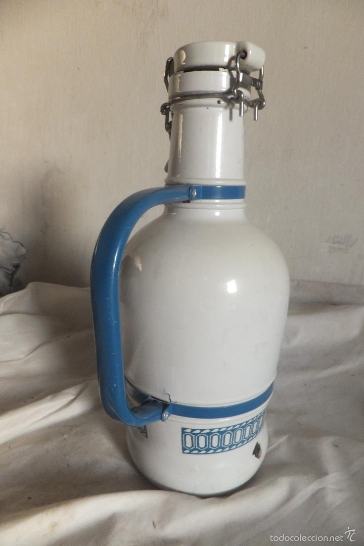 Botellas antiguas: Botella tipo termo esmaltada con leon y escudo. - Foto 3