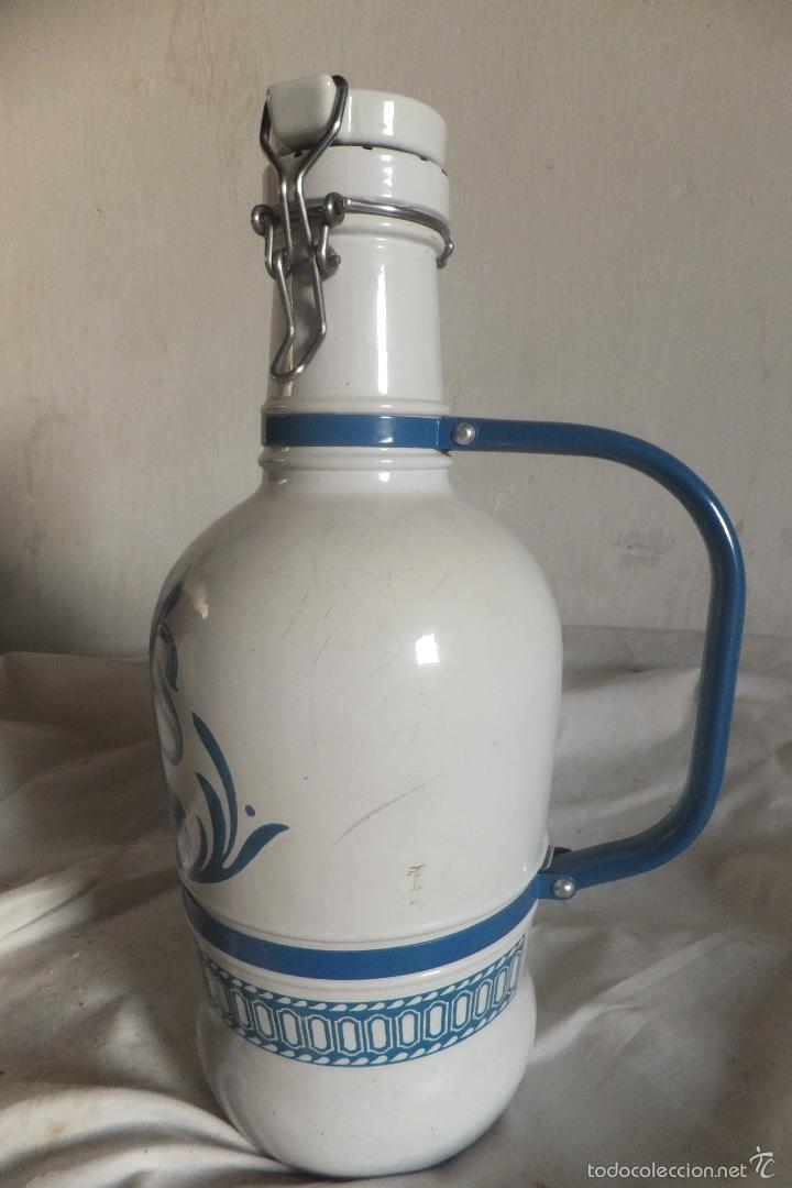 Botellas antiguas: Botella tipo termo esmaltada con leon y escudo. - Foto 4