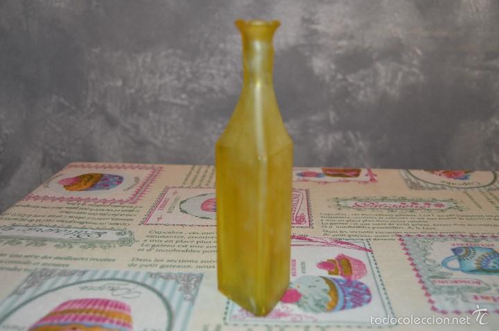 Botellas antiguas: BOTELLA TRIANGULAR DE VIDRIO - medidas: 17,5 x 5 cm. - - Foto 1