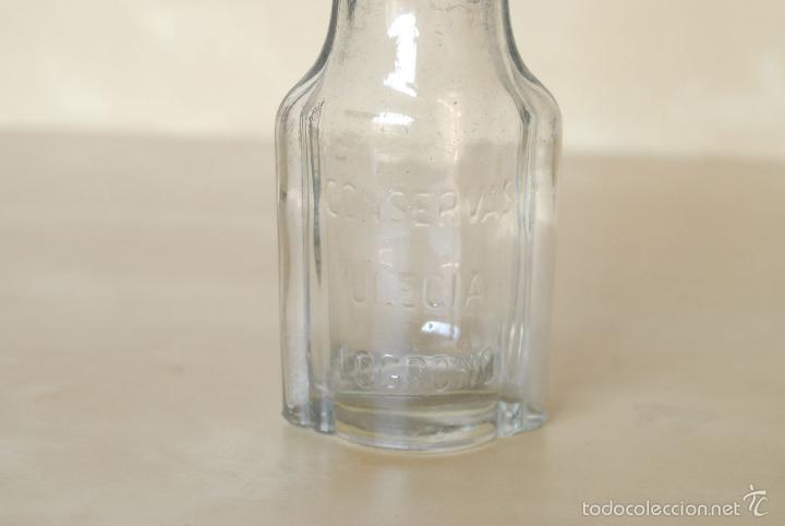 Botellas antiguas: Botella de cristal de conservas Ulecia. logro&ntilde;o - Foto 3
