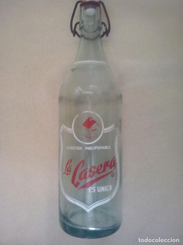 Botellas antiguas: BOTELLA ANTIGUA DE GASEOSA LA CASERA - Foto 1