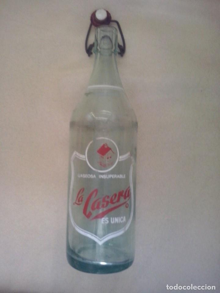 Botellas antiguas: BOTELLA ANTIGUA DE GASEOSA LA CASERA - Foto 2