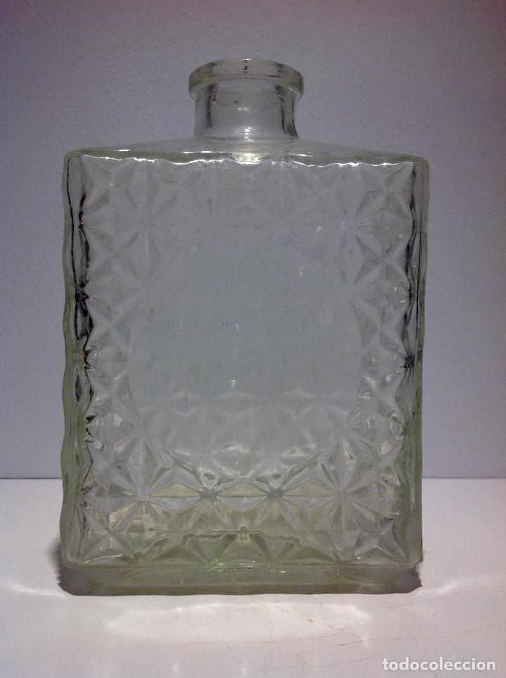 Botellas antiguas: ANTIGUA BOTELLA DE CRISTAL LABRADO - Foto 1