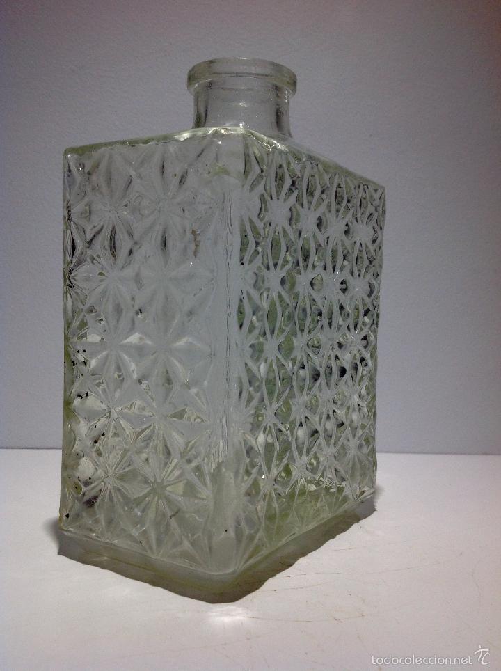 Botellas antiguas: ANTIGUA BOTELLA DE CRISTAL LABRADO - Foto 2
