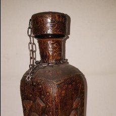Botellas antiguas: BOTELLA RECUBIERTA CUERO