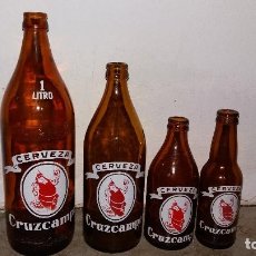Botellas antiguas: 4 BOTELLAS CERVEZA CRUZCAMPO SEVILLA. BOTELLA ANTIGUA CERVEZA DE 1 LITRO, 66 CL, 33 CL Y 20 CL. Lote 280861743
