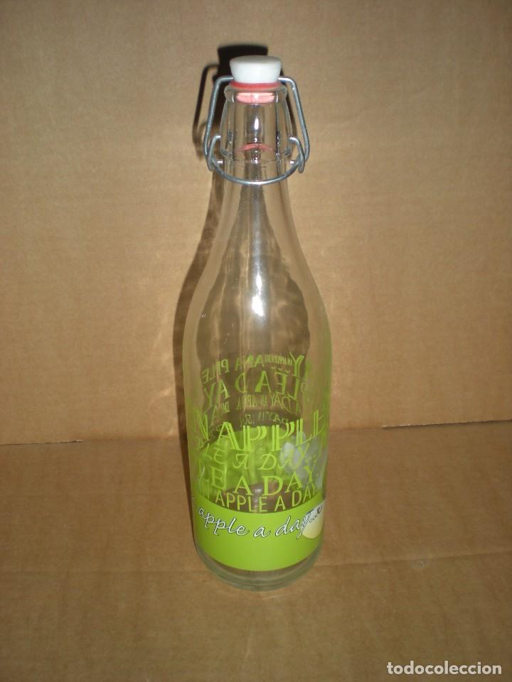 Botellas antiguas: botella decorada An Apple a Day - Foto 2