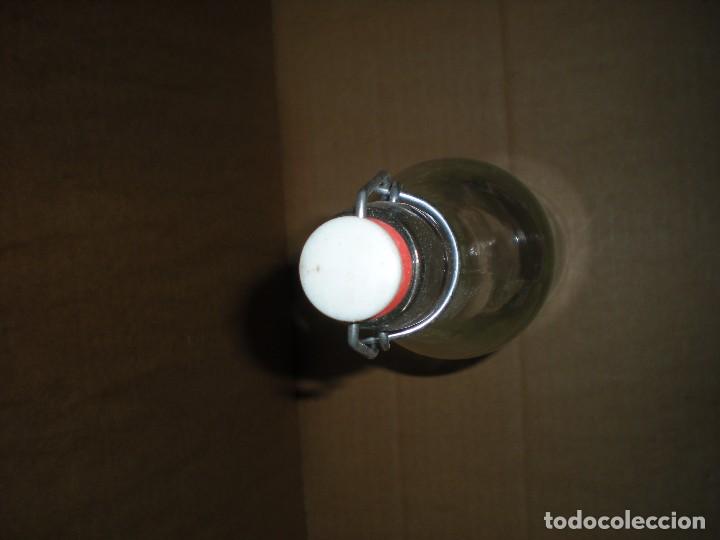 Botellas antiguas: botella decorada An Apple a Day - Foto 3