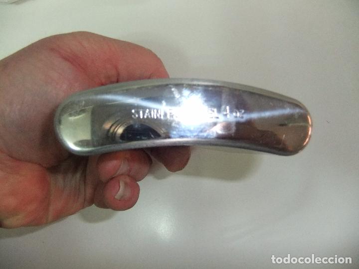 Botellas antiguas: petaca de bolsillo metalica - Foto 2