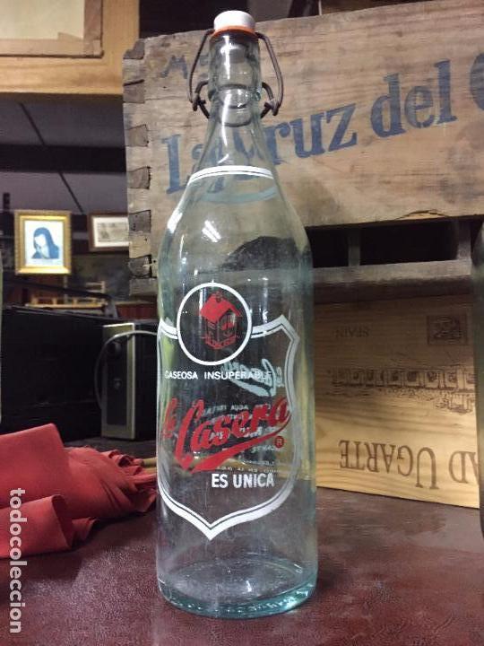 Botellas antiguas: BOTELLA DE GASEOSA LA CASERA - Foto 1