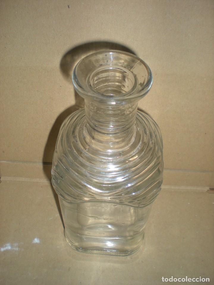 Botellas antiguas: botella de cristal  8.5x8.5x22cm - Foto 2