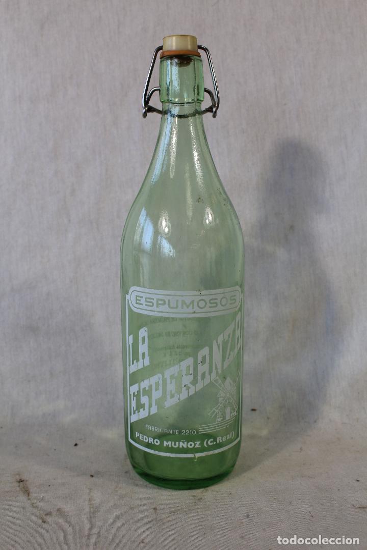 Botellas antiguas: botella espumosos la esperanza pedro mu&ntilde;oz - c.real - Foto 1