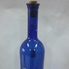 Botellas antiguas: BOTELLA DE VINO GUARDIÁN VACÍA, BOTELLA AZUL CON CORCHO . Lote 79763517