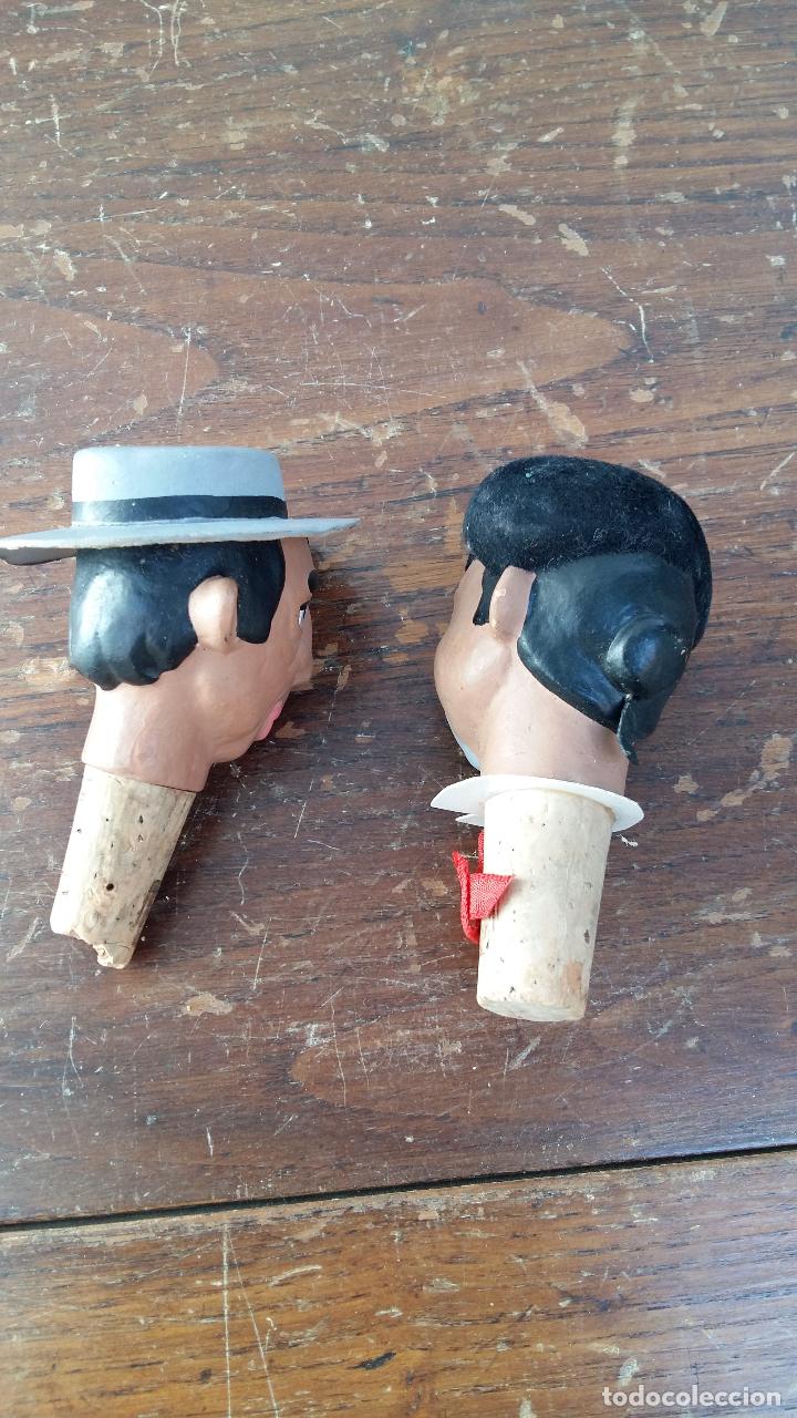 Botellas antiguas: DOS TAPONES DE CERAMICA PINTADA, TEMATICA TOROS. - Foto 2