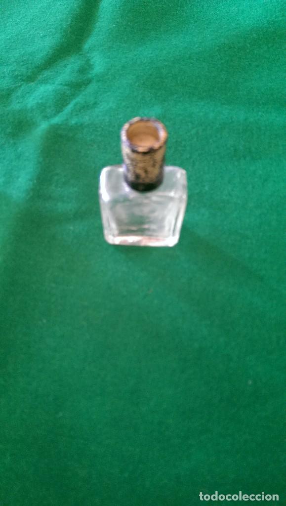 Botellas antiguas: ANTIGUA BOTELLA COLONIA PEQUE&Ntilde;A RECTANGULAR (VAC&Iacute;A) - Foto 1