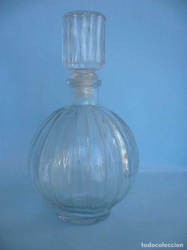Botellas antiguas: BOTELLA CRISTAL TALLADA - Foto 1