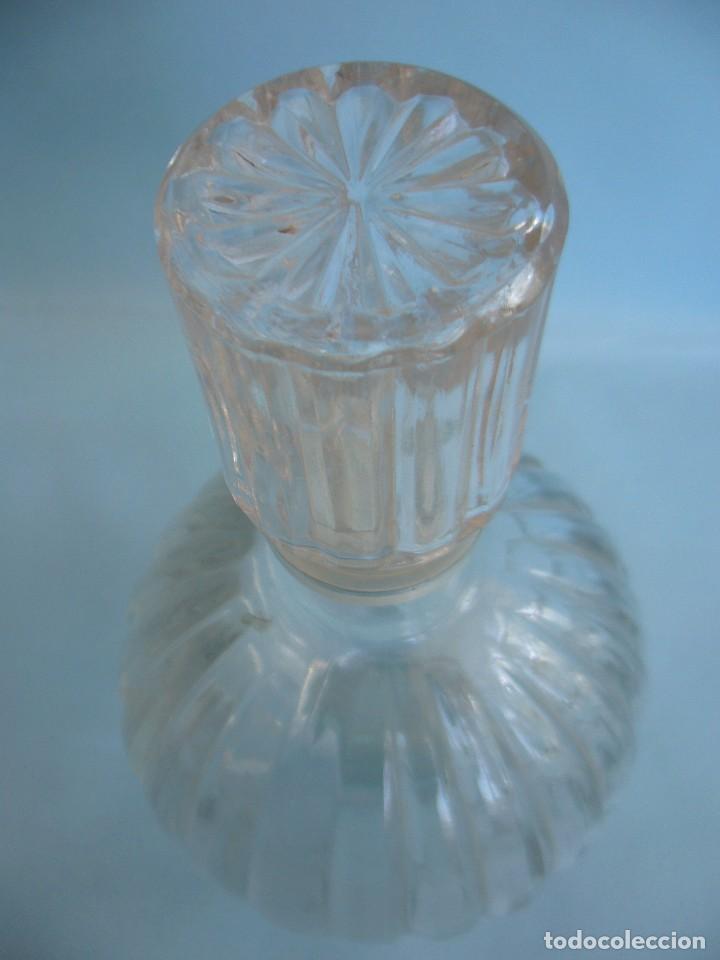 Botellas antiguas: BOTELLA CRISTAL TALLADA - Foto 2
