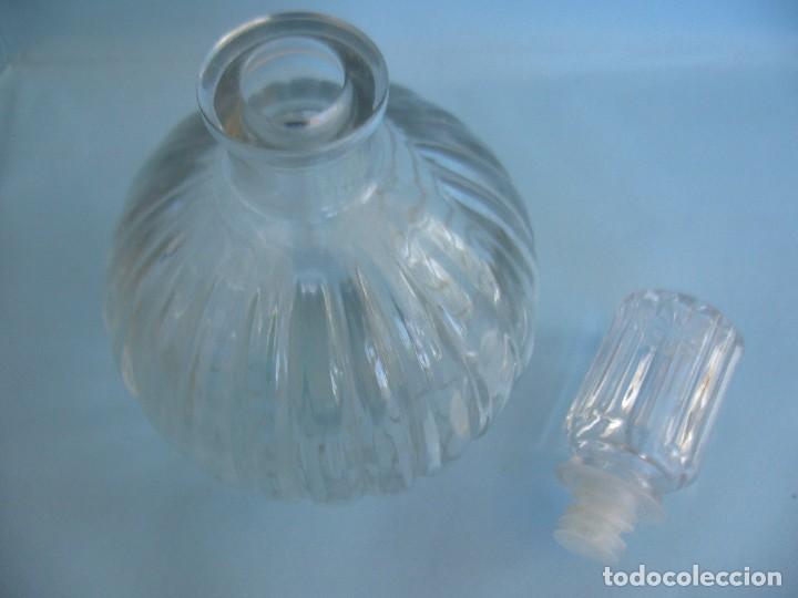 Botellas antiguas: BOTELLA CRISTAL TALLADA - Foto 4