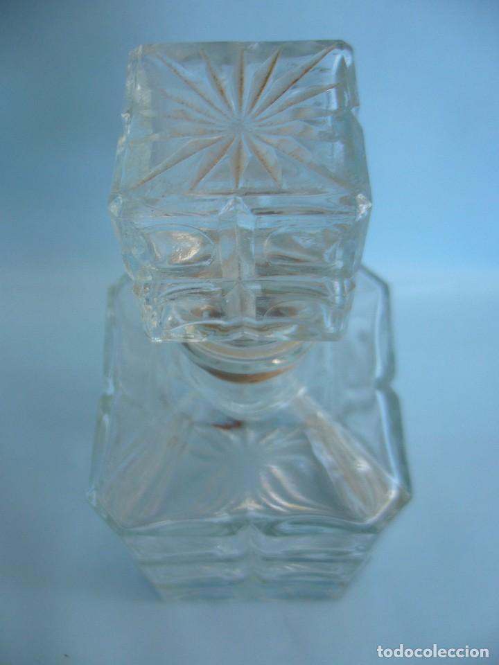 Botellas antiguas: BOTELLA CRISTAL TALLADA - Foto 2
