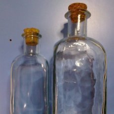 Botellas antiguas: JUEGO DE DOS BOTELLAS DE CRISTAL