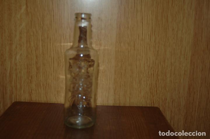 Botellas antiguas: ANTIGUA BOTELLA DE KAS ...VACIA - Foto 1