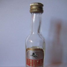 Botellas antiguas: PEQUEÑA BOTELLA VODKA GIRO DESTILERIAS PEDRO GIRO SELLO IMPUESTO 5O CTS BARCELONA
