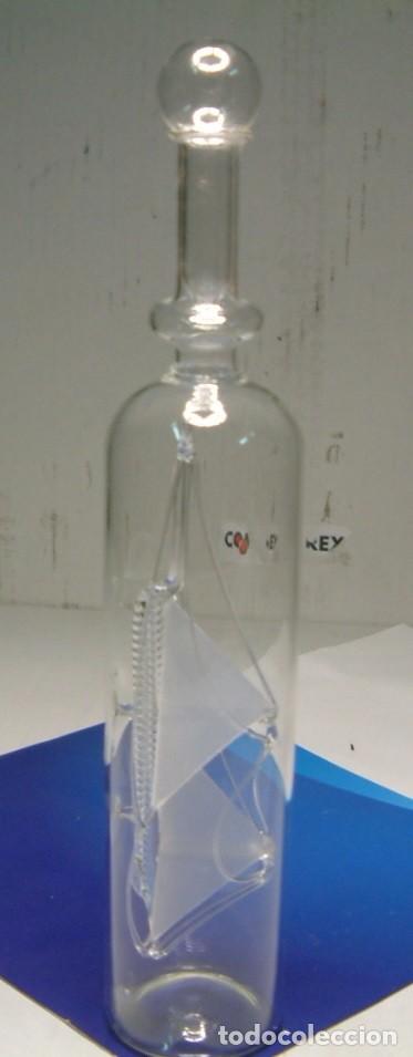 Botellas antiguas: Barco dentro de una botella de cristal - Foto 1