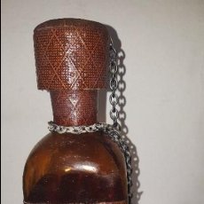 Botellas antiguas: BOTELLA FORRADA DE CUERO CON LA CARA DE SANCHO