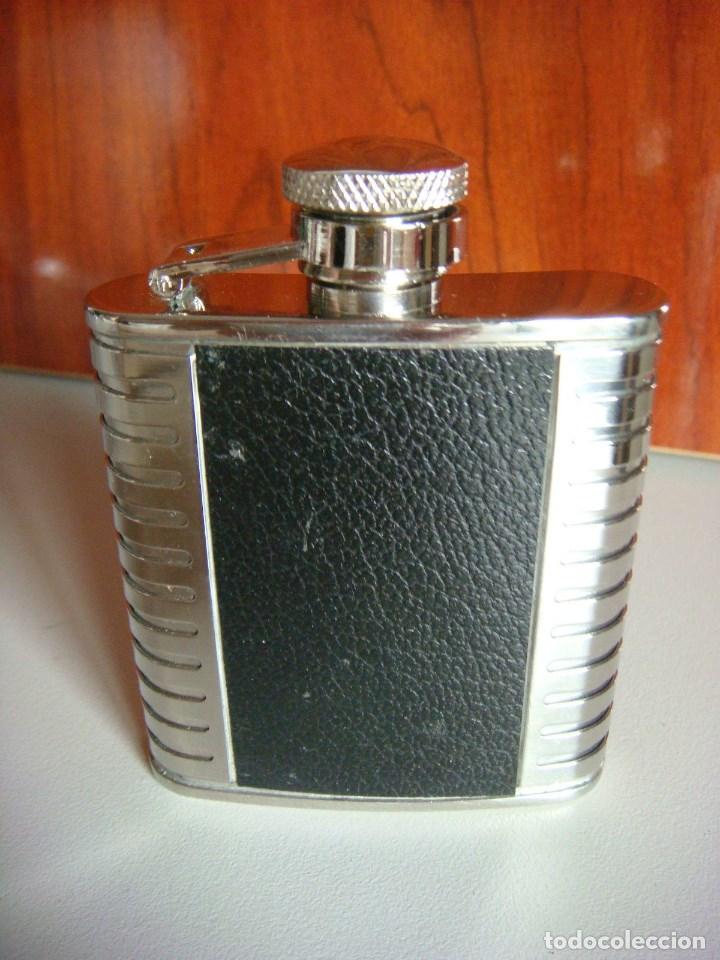 Botellas antiguas: PETACA METALICA NUEVA - Foto 1