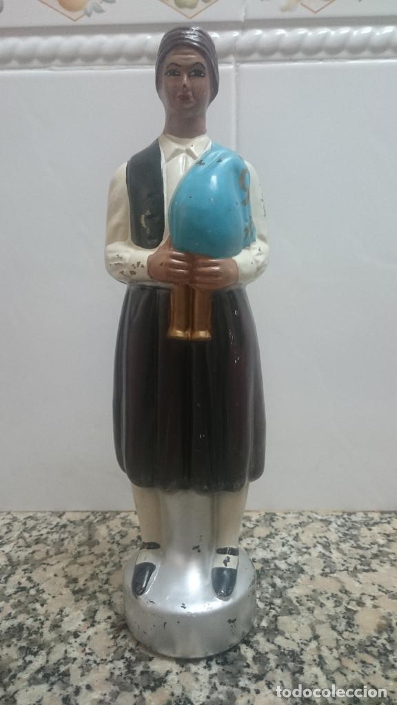 Botellas antiguas: BOTELLA MUJER GAITERA - Foto 1