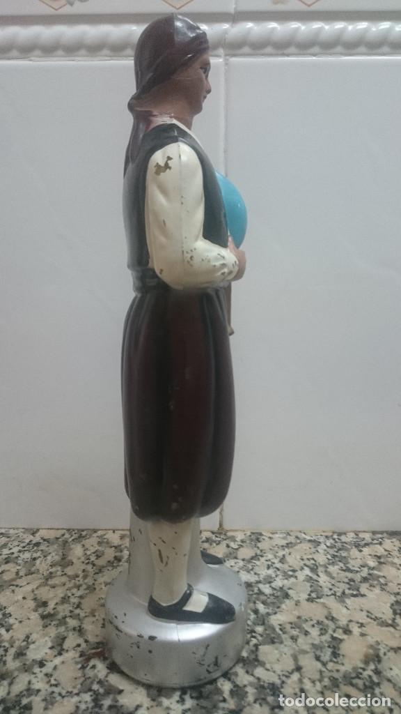 Botellas antiguas: BOTELLA MUJER GAITERA - Foto 2