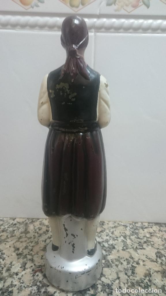 Botellas antiguas: BOTELLA MUJER GAITERA - Foto 3