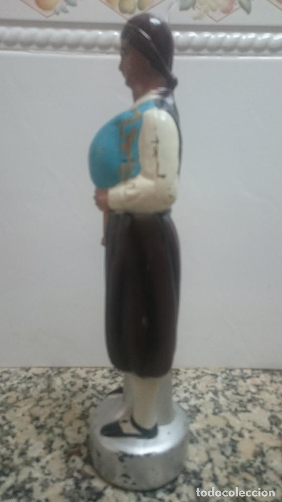 Botellas antiguas: BOTELLA MUJER GAITERA - Foto 4
