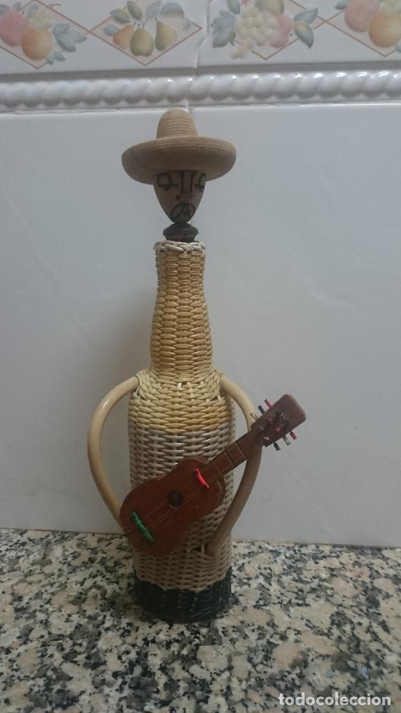 Botellas antiguas: BOTELLA FORMA MEXICANO FORADA  VACIA - Foto 1