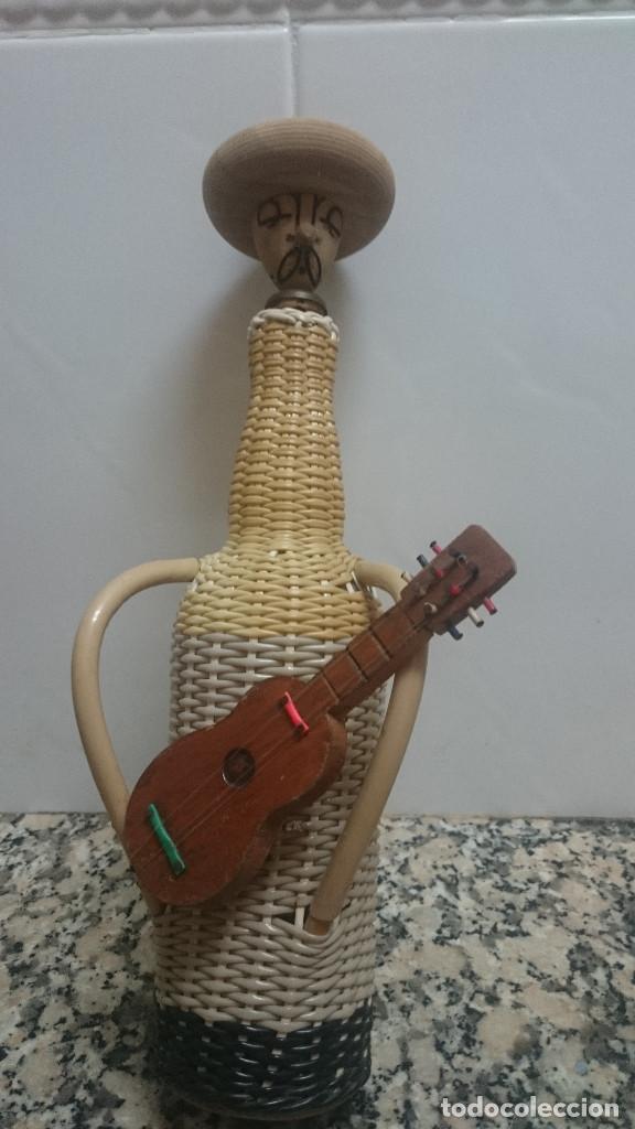 Botellas antiguas: BOTELLA FORMA MEXICANO FORADA  VACIA - Foto 2