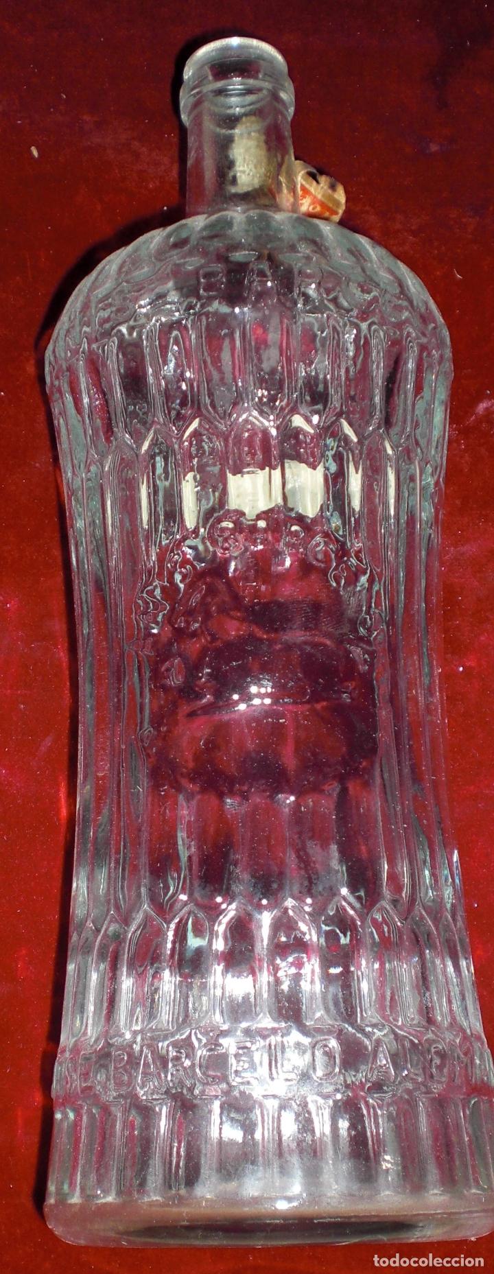 Botellas antiguas: Antigua botella anis barcelo relieve - Foto 1